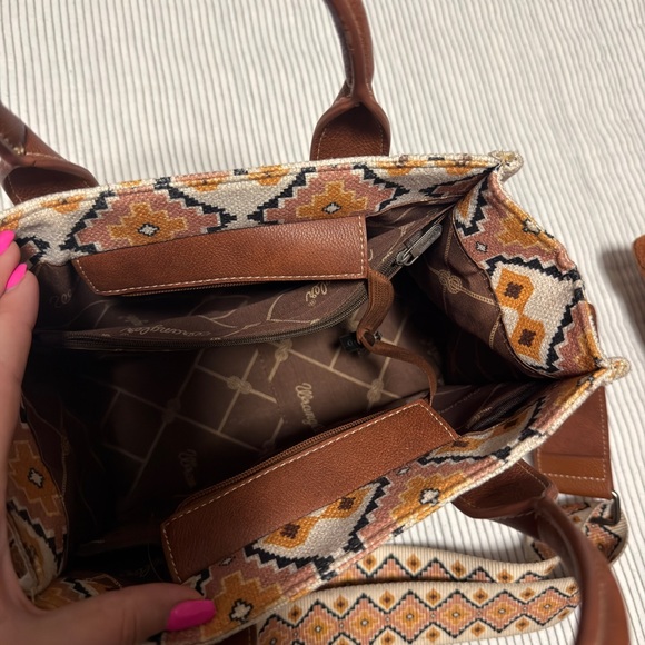 Wrangler Aztec purse - Picture 3 of 3